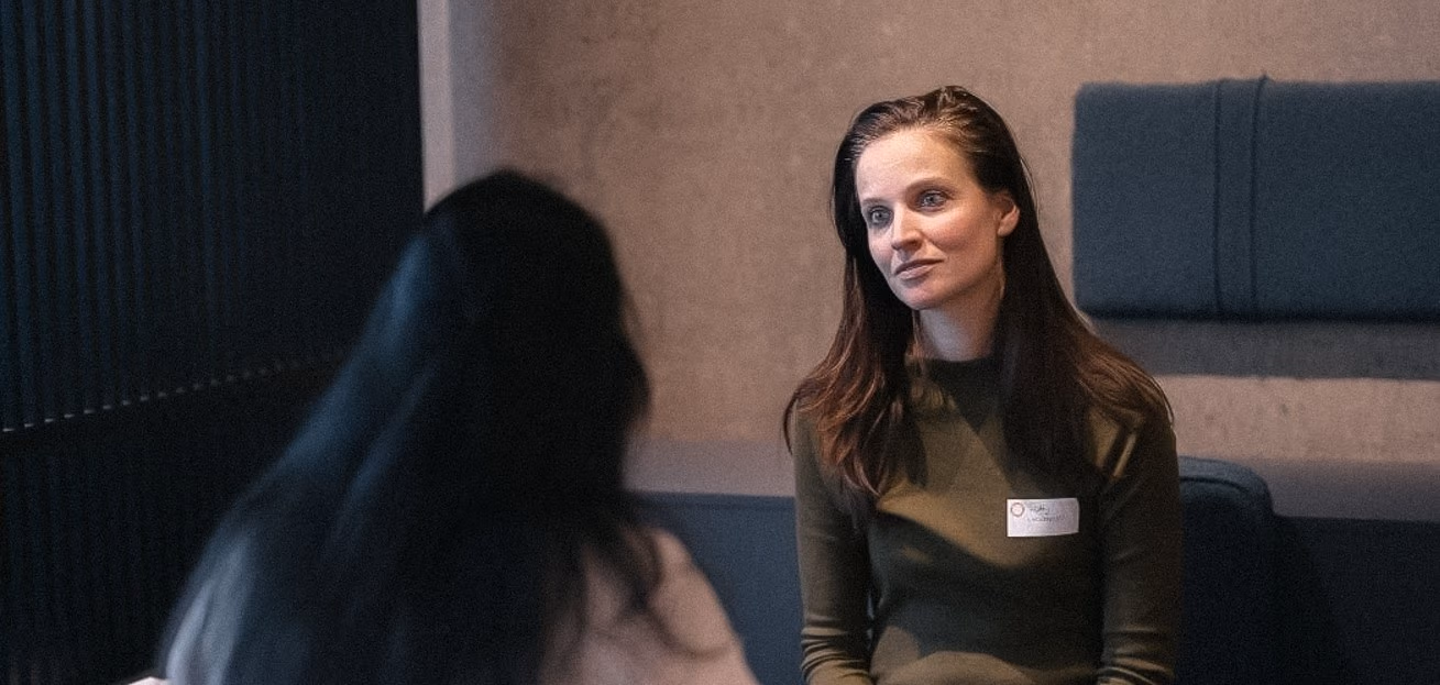 Recruiter Patty in gesprek met een kandidaat tijdens een speeddate event van Emma at Work