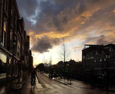 Straat met donkere wolken